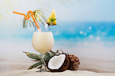 Pina colada kokteyli plaj sahil üzerinde