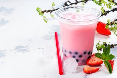 Ev yapımı serinletici buzlu sütlü kabarcık çay tapyoka inci ile