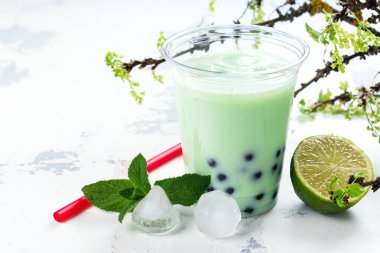 Ev yapımı serinletici buzlu sütlü kabarcık çay tapyoka inci ile