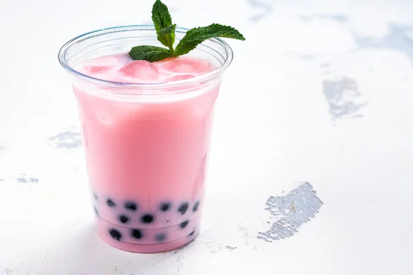Refrescante té de burbuja láctea helado casero con perlas de tapioca — Foto de Stock