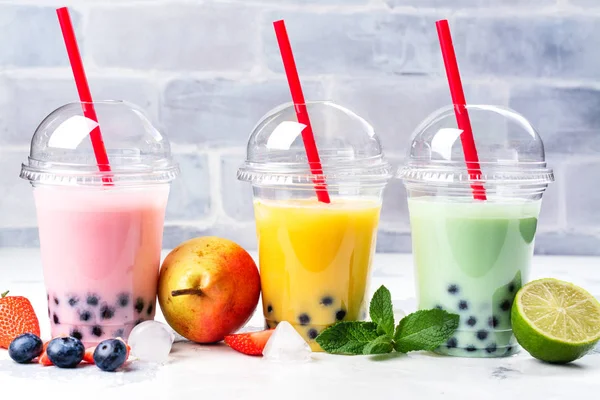 Refreshing homemade iced milky bubble tea with tapioca pearls — Stock Photo, Image