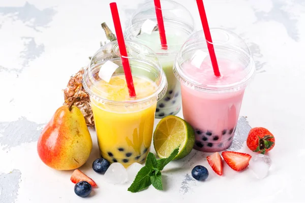 Refrescante chá caseiro de bolha leitosa gelada com pérolas de tapioca — Fotografia de Stock