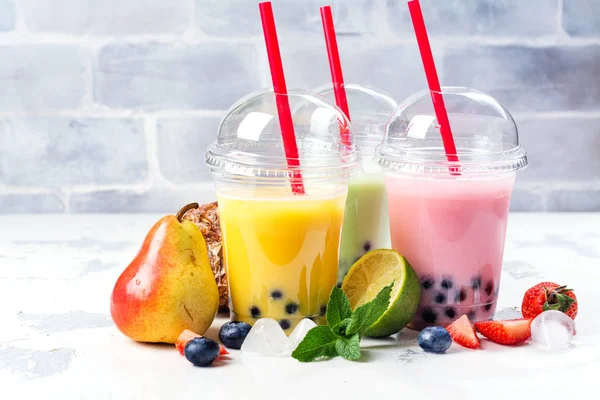 Refreshing homemade iced milky bubble tea with tapioca pearls — Stock Photo, Image