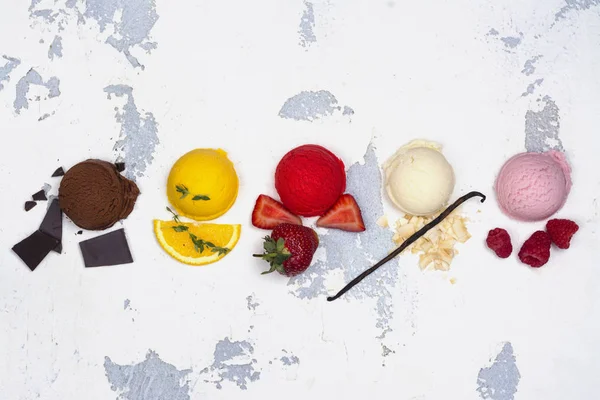 초콜릿, 오렌지, 딸기, 바닐라, 라즈베리 아이스크림 스푼 — 스톡 사진