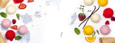 Turuncu, beyaz zemin üzerine vanilya, ahududu ve çilekli dondurma kaşık toz