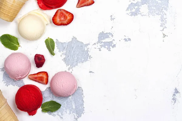 Cuillères à glace orange, vanille, framboise et fraise sur fond blanc — Photo