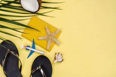 Yaz arka plan üzerinde seyahat aksesuarları