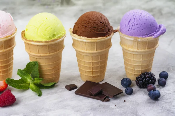 Ürün Yelpazesine Doğal Ice Cream Çilek Çikolata Portakal Yaban Mersini — Stok fotoğraf