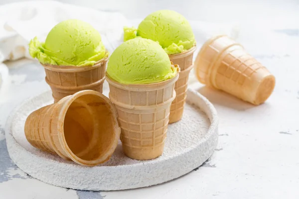 Зеленое мороженое с авокадо — стоковое фото