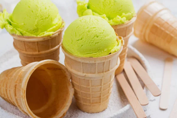 Green avocado ice cream — Stock Photo, Image