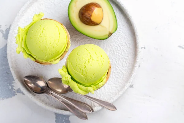 Зеленое мороженое с авокадо — стоковое фото