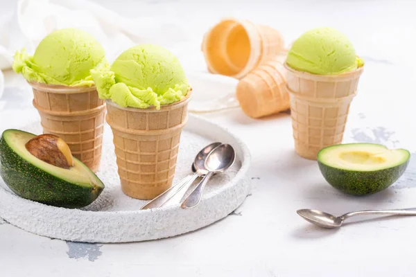 Zelená avokádovým zmrzlinu — Stock fotografie