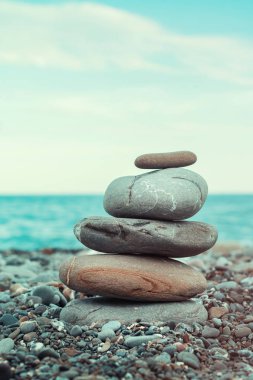 Çakıl taşları'nın deniz kıyısında kule