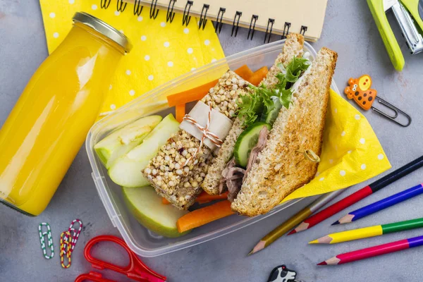 Lunch box och skolan leveranser — Stockfoto