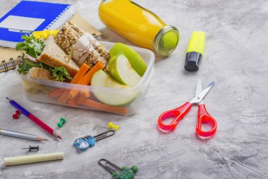 Öğle Yemeği kutusu ve okul malzemeleri