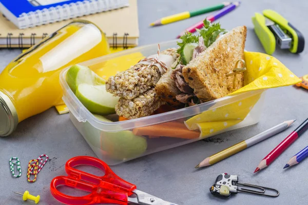 Lunch box och skolan leveranser — Stockfoto