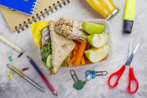 Boîte à lunch et fournitures scolaires — Photo