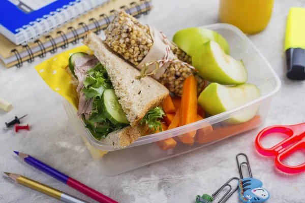 Ebéd doboz és iskolai kellékek — Stock Fotó