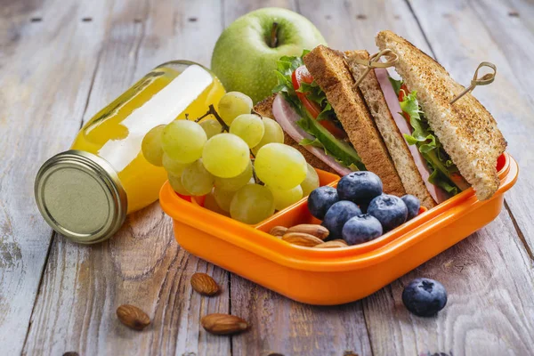 Lunchbox Sano Bambini Con Sandwich Frutta Succo Arancia — Foto Stock