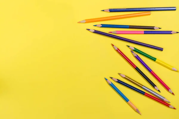 Lápis de cor em amarelo — Fotografia de Stock