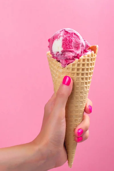 Vrouw hand bedrijf ijs — Stockfoto