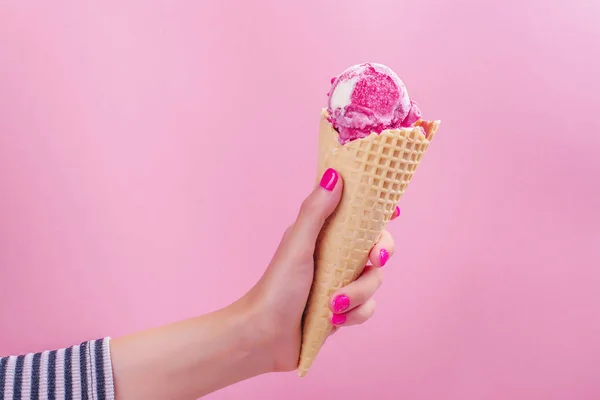 Kadın el holding dondurma