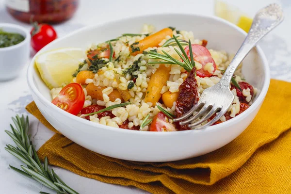 Salada de bulgur de outono ou inverno saborosa — Fotografia de Stock