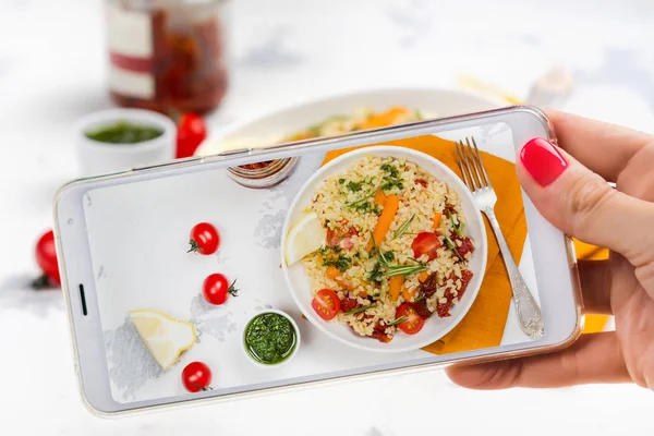 Smartphone foto van bulgur salade — Stockfoto