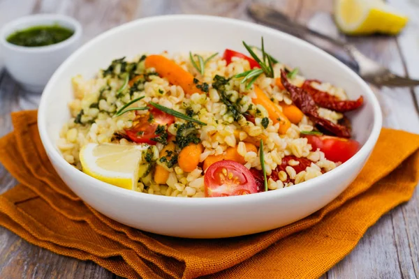 Salada de bulgur de outono ou inverno saborosa — Fotografia de Stock