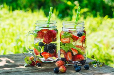 Bahçedeki taze soğuk limonata