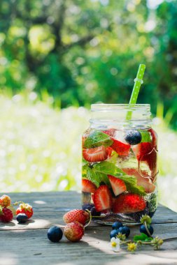 Bahçedeki taze soğuk limonata