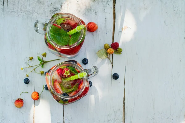 Friss hideg limonádé a kertben — Stock Fotó