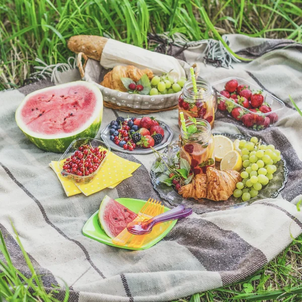 Пикник в саду — стоковое фото