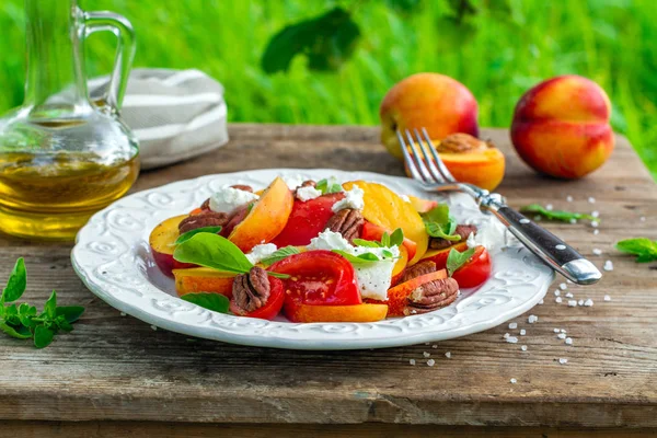 Tomatensalat mit Sommerpfirsich — Stockfoto