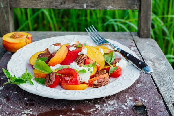 Salada de tomate pêssego verão — Fotografia de Stock