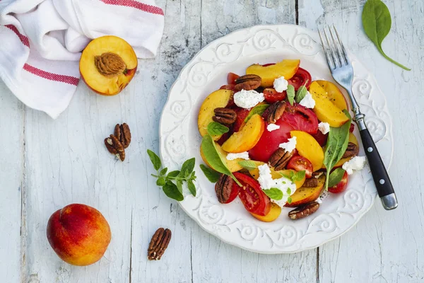 Salada de tomate pêssego verão — Fotografia de Stock