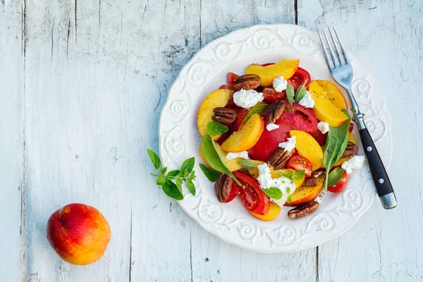 Salada de tomate pêssego verão — Fotografia de Stock