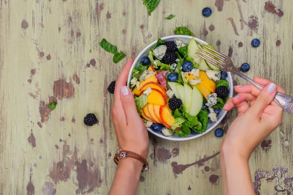 Ensalada de arándanos de melocotón de verano — Foto de Stock