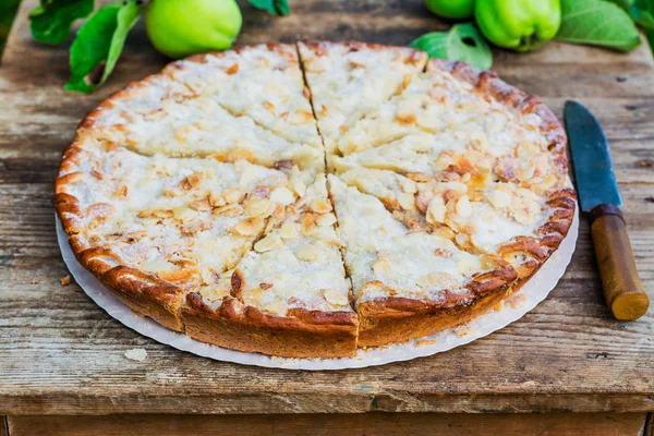 Hausgemachter Apfelkuchen im Garten — Stockfoto