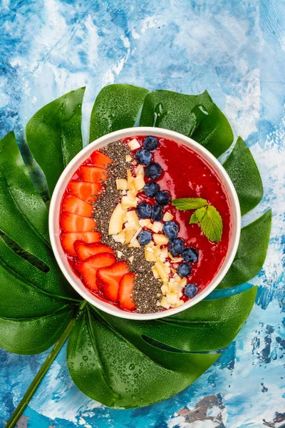 Red smoothie bowl — Stock Photo, Image