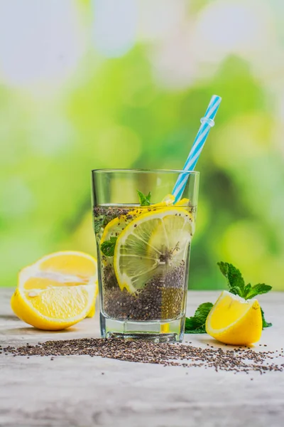 Chia bebida fresca com limão e hortelã — Fotografia de Stock