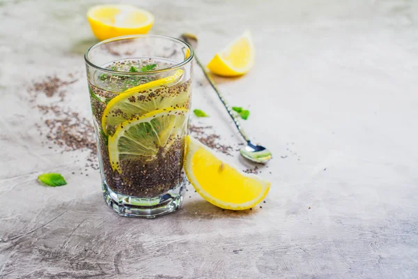 Chia bebida fresca com limão e hortelã — Fotografia de Stock