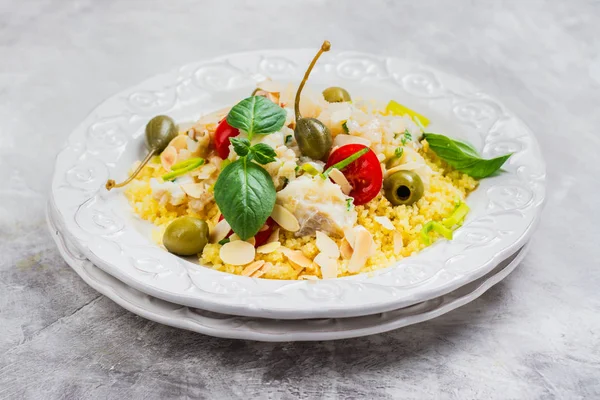 Prato de cuscuz de peixe tradicional com legumes e temperos — Fotografia de Stock