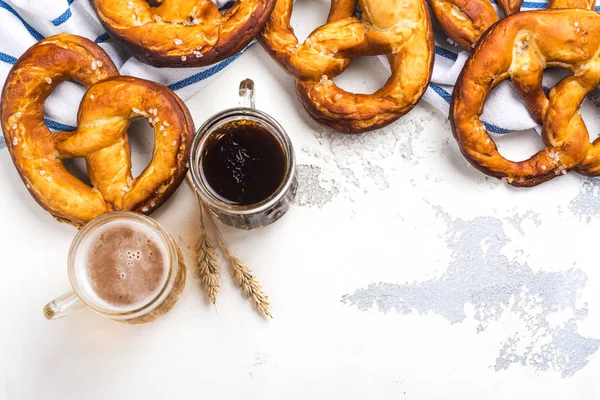 Öl och pretzels på vit — Stockfoto