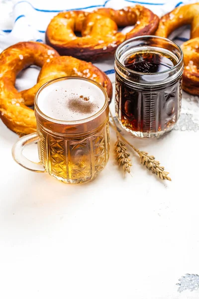 Cerveja e pretzels em branco — Fotografia de Stock