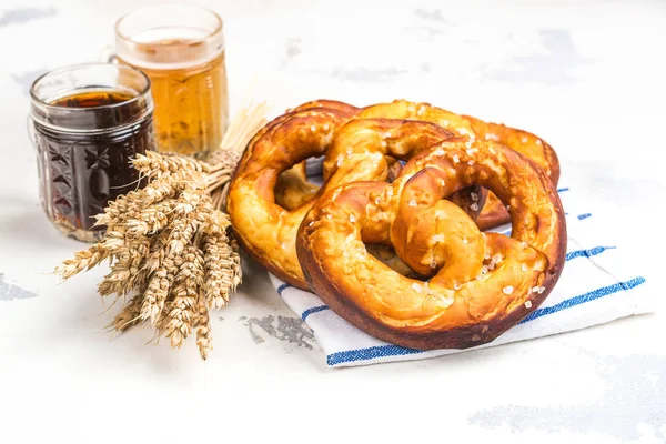 Cerveza y pretzels en blanco —  Fotos de Stock