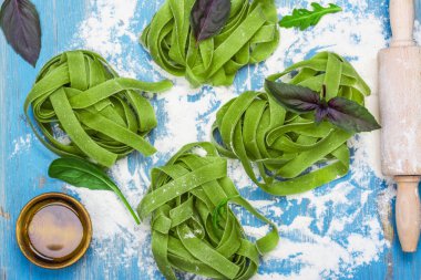 Çiğ ıspanak makarna