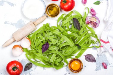 Çiğ ıspanak makarna