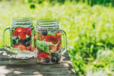 Bahçedeki taze soğuk limonata