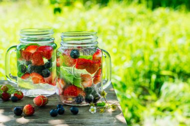 Bahçedeki taze soğuk limonata